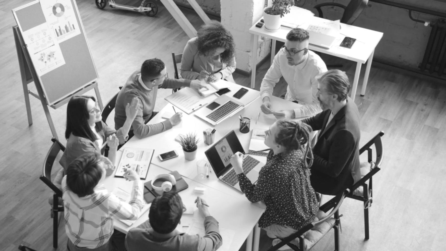 Espacio de trabajo con materiales de formación financiera, ordenador portátil y documentos de análisis económico