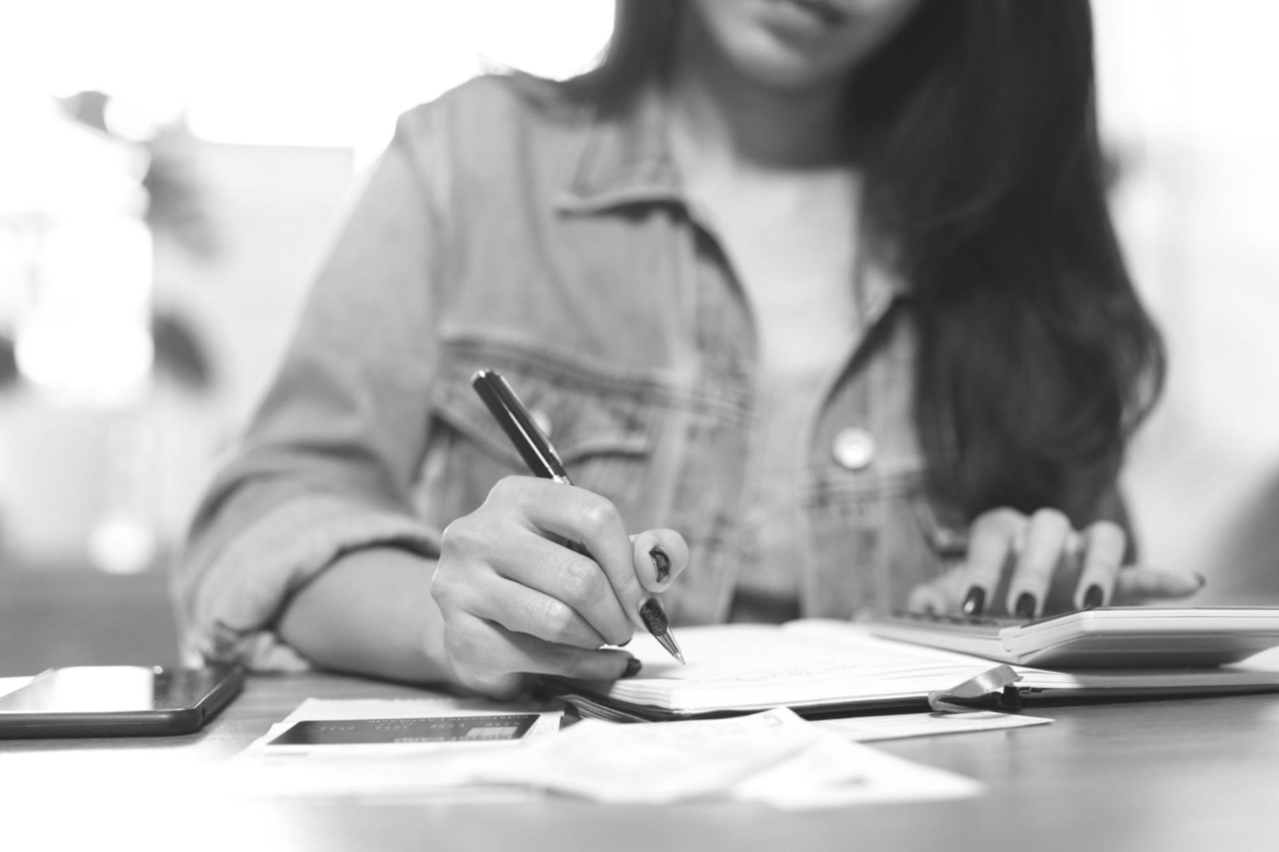 Espacio de trabajo organizado con papeles financieros y gráficos