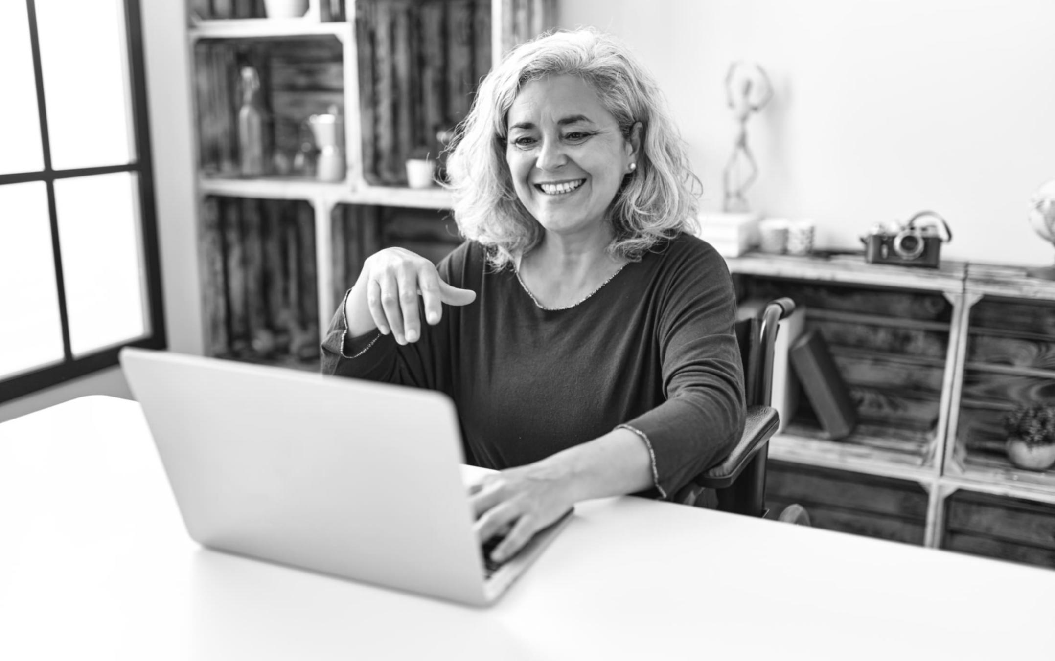 Espacio de aprendizaje colaborativo donde estudiantes desarrollan competencias financieras prácticas