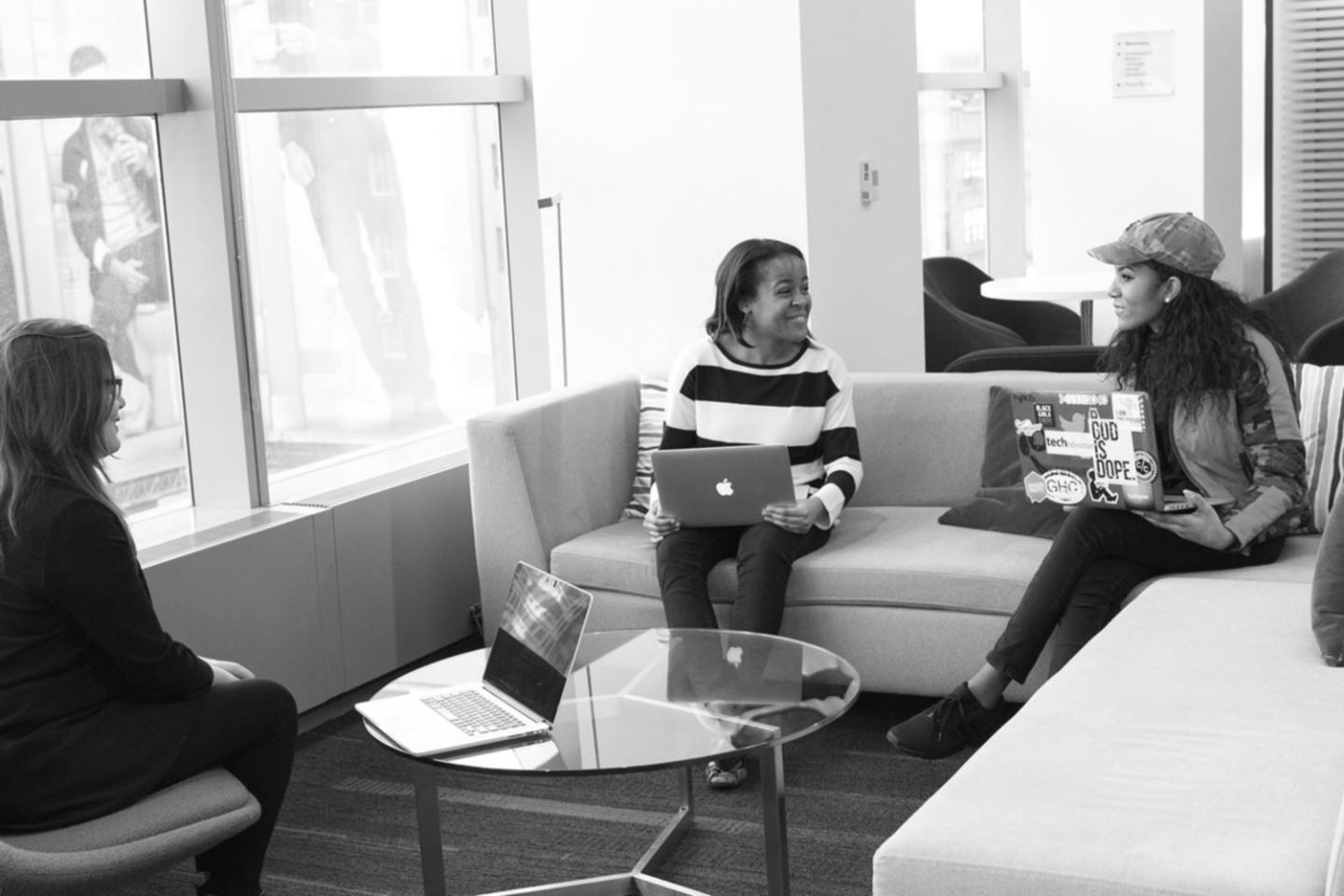 Sesión de formación práctica donde conceptos financieros se traducen en aplicaciones reales