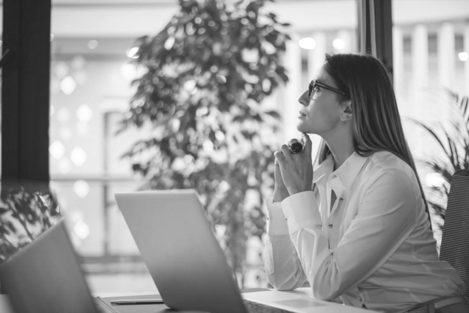 Equipo de Myorazenelivo trabajando en asesoramiento financiero personalizado